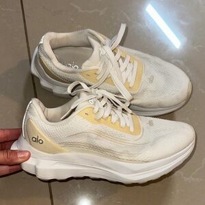 ALO Yoga Women's White and Cream Sneakers